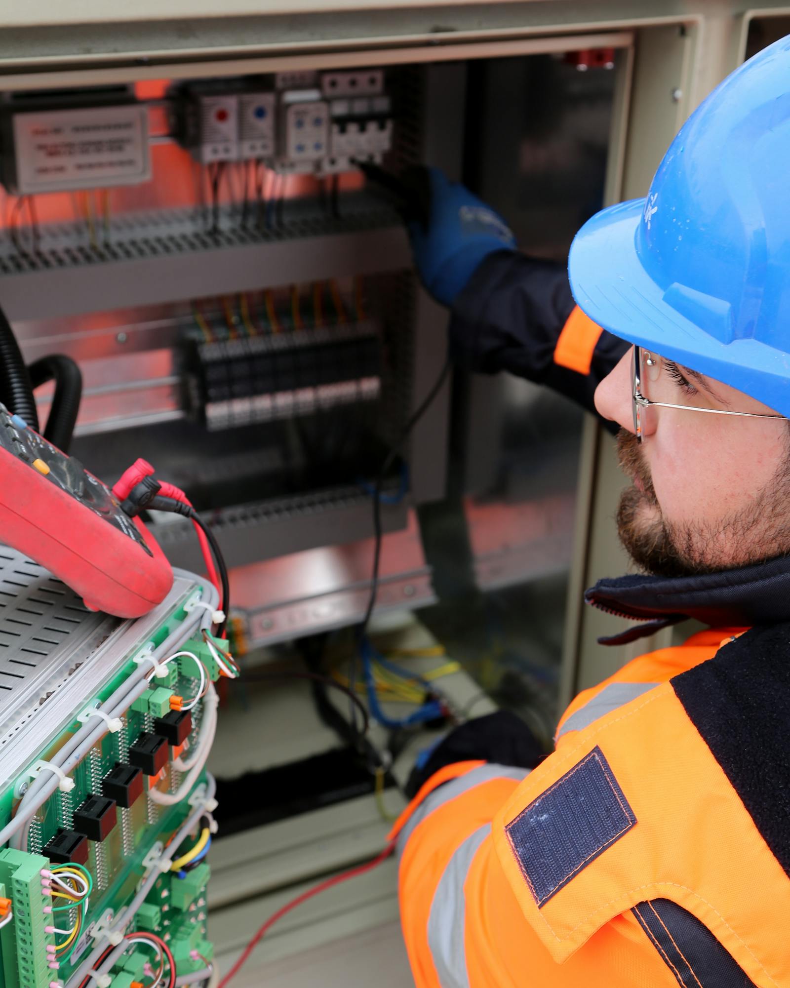 Électricien certifié intervenant sur installation électrique à Cagnes-sur-Mer